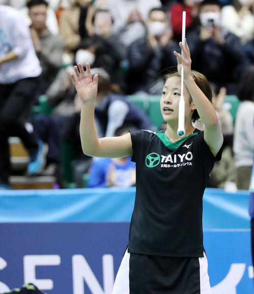 大堀対奥原　女子シングルス優勝を決めた奥原はファンの声援に応える（撮影・垰建太）