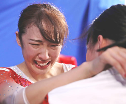 女子個人決勝、優勝した森は仲間の祝福に涙を見せる（撮影・河野匠）