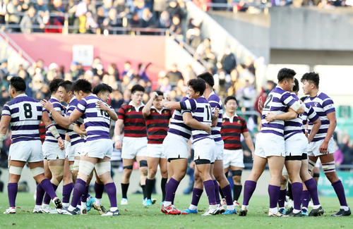 早大に完勝し喜ぶ明大の選手たち（撮影・狩俣裕三）