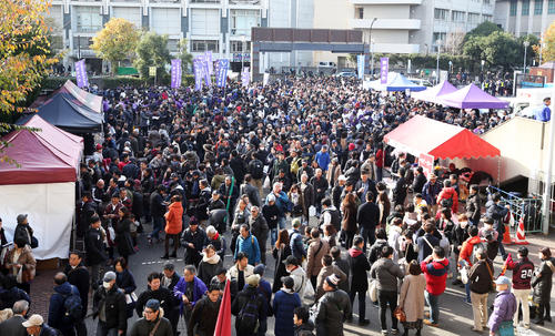 試合開始2時間前にも関わらず、ごった返す秩父宮ラグビー場（撮影・狩俣裕三）