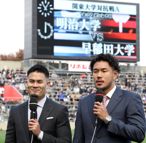 試合前、テレビでゲスト出演する両校OBで日本代表の田村（左）と山中（撮影・狩俣裕三）