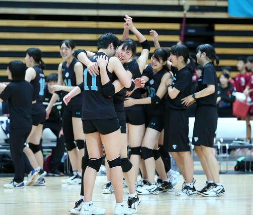 優勝し抱き合って喜ぶ筑波大の選手たち（撮影・鈴木正人）