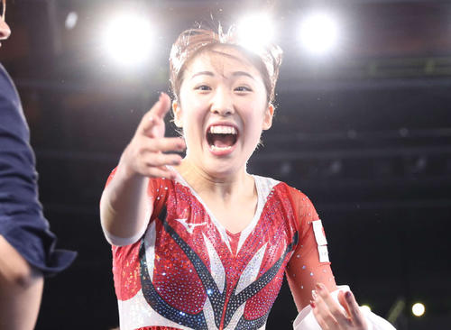 女子個人で優勝した森はチームメイトを見つけて駆け出す（撮影・河野匠）