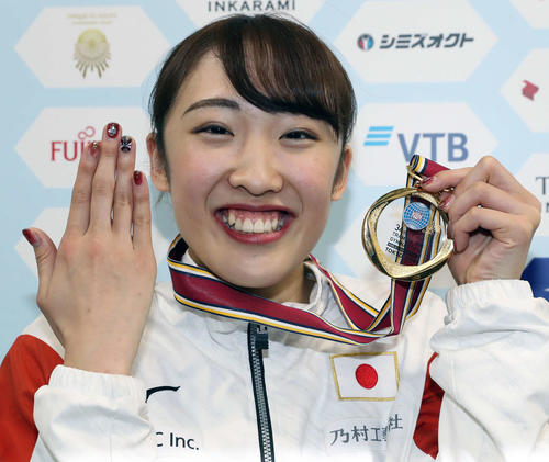 女子個人で優勝した森は金メダルを手にネイルを披露（撮影・河野匠）