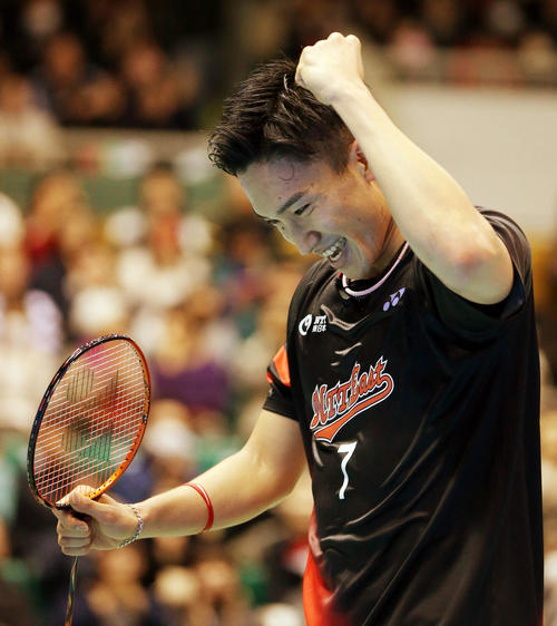 男子シングルス決勝で西本を破って優勝しガッツポーズする桃田（撮影・垰建太）