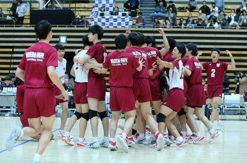 優勝し喜ぶ早大の選手たち（撮影・鈴木正人）