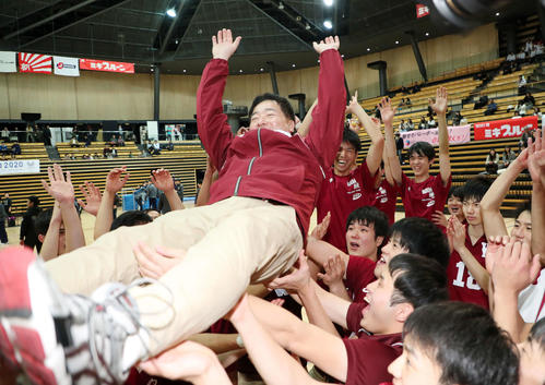 優勝し胴上げされる早大・松井監督（撮影・鈴木正人）