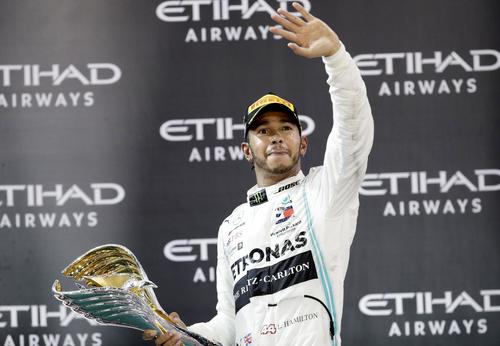 自動車F1アブダビGPで優勝し、声援に応えるルイス・ハミルトン（AP＝共同）