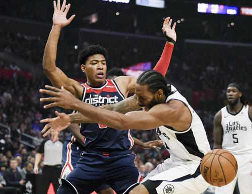 クリッパーズ戦でレナード（右）をディフェンスするウィザーズの八村（USA　TODAY）