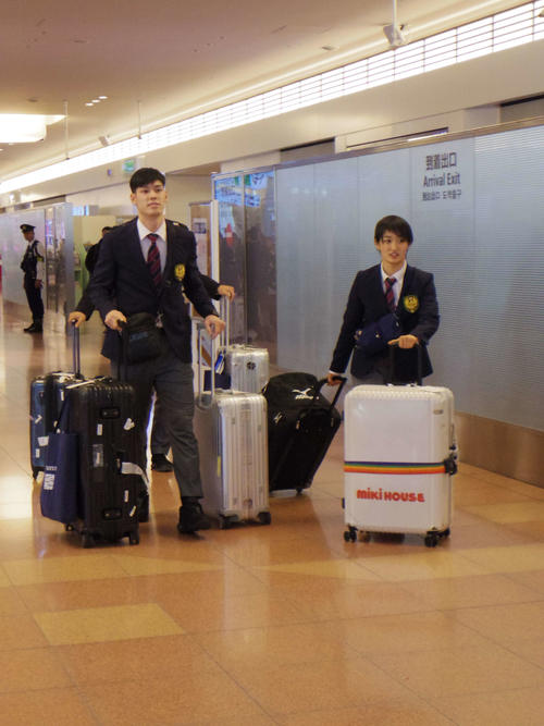 空手のプレミアリーグ・マドリード大会から帰国した西村(左)と清水希(右)(撮影・奥岡幹浩)