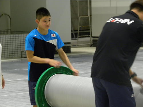 飛び込みの日本代表合宿で後片付けする玉井陸斗（左）（撮影・松本航）