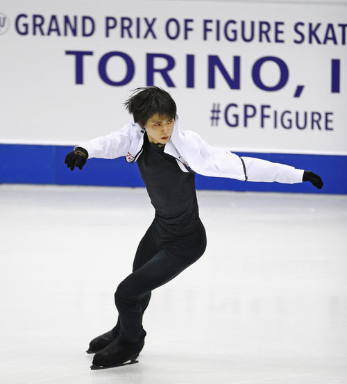 調整する羽生結弦（共同）