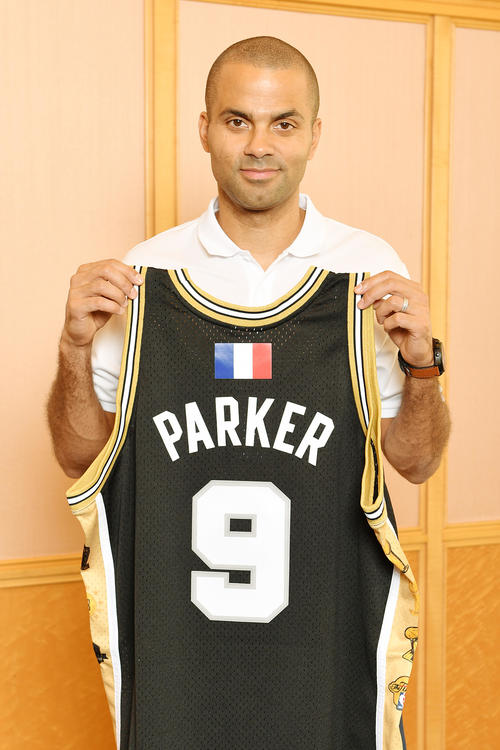 自身のユニフォームを手にする元NBA選手のトニー・パーカー氏（撮影・滝沢徹郎）