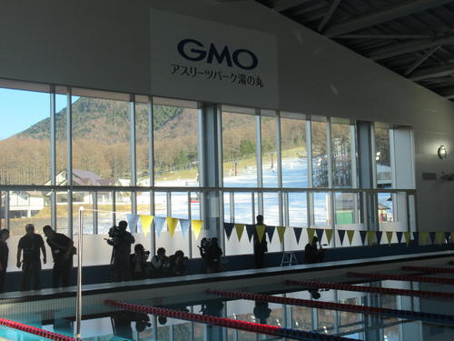 長野・東御市内の「GMOアスリーツパーク湯の丸屋内プール」からは隣接するスキー場のゲレンデが見える（撮影・益田一弘）