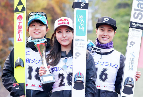 全日本選手権兼NHK杯女子ラージヒルの表彰台で笑顔を見せる左から2位伊藤有希、1位高梨沙羅、3位丸山希（2019年10月27日撮影）
