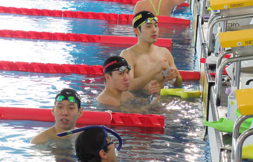 渡辺（左）と小関（中）は同じグループで練習を行った。右端は坂井（撮影・益田一弘）