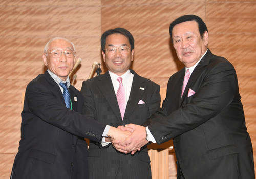 テコンドー協会の会長に就任する、木村興治氏（左）と握手する金原昇会長。中央は検証委員会の境田弁護士（撮影・酒井清司）