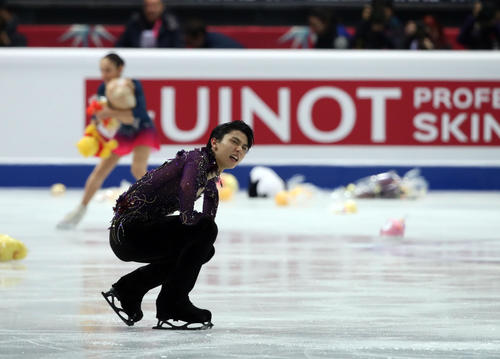 男子フリーの演技を終えて膝に手を置いて呼吸を整える羽生結弦（撮影・PNP）