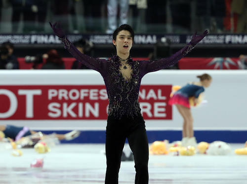 男子フリーの演技を終えて声援に応える羽生結弦（撮影・PNP）