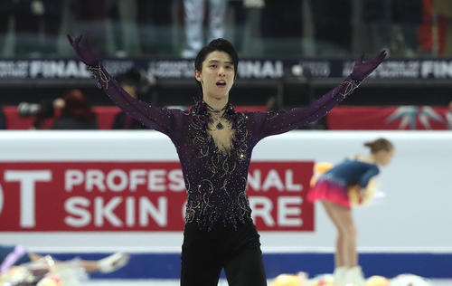 男子フリーの演技を終えて声援に応える羽生結弦（撮影・PNP）