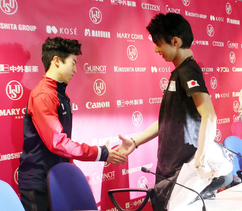 グランプリ・ファイナルで2位の羽生（中央）は、優勝のネーサン・チェン（左）と握手を交わす（撮影・PNP）