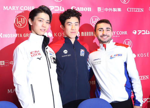 写真に納まる左から、2位の羽生、優勝のネーサン・チェン、3位のエイモズ（撮影・PNP）