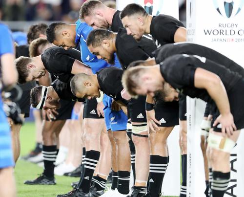 ラグビーW杯でサポーターに向かっておじぎをするニュージーランドの選手たち