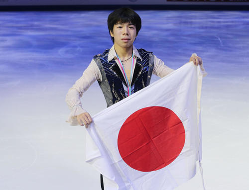 ジュニアグランプリ・ファイナル　男子フリーで優勝した佐藤は表彰式で日の丸を掲げる（撮影・PNP）