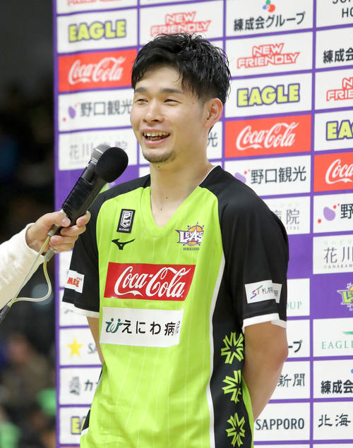 レバンガ北海道対三遠　試合終了後、笑顔でインタビューを受けるレバンガ北海道中野（撮影・佐藤翔太）