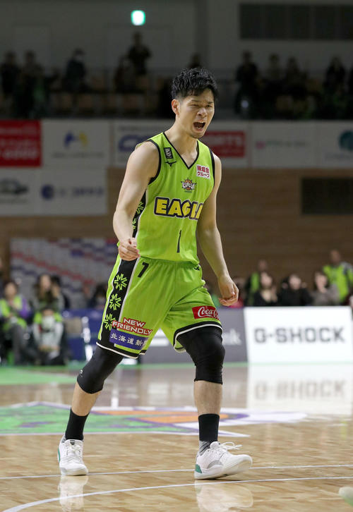 レバンガ北海道対三遠　第4Q、チームメートの得点に吠えるレバンガ北海道中野（撮影・佐藤翔太）