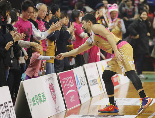 秋田対A東京　少女ファンからお菓子をもらう秋田古川（撮影・野上伸悟）