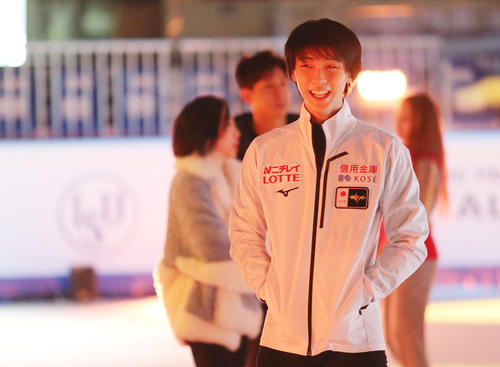 エキシビション前の練習で笑顔を見せる羽生結弦（撮影・PNP）