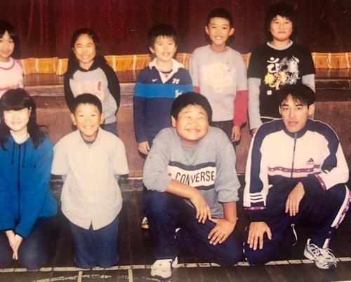 満面の笑みを浮かべる小学生の頃の稲垣啓太（前列左から3番目）