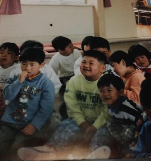 幼稚園で笑みを見せる稲垣啓太（前列中央）