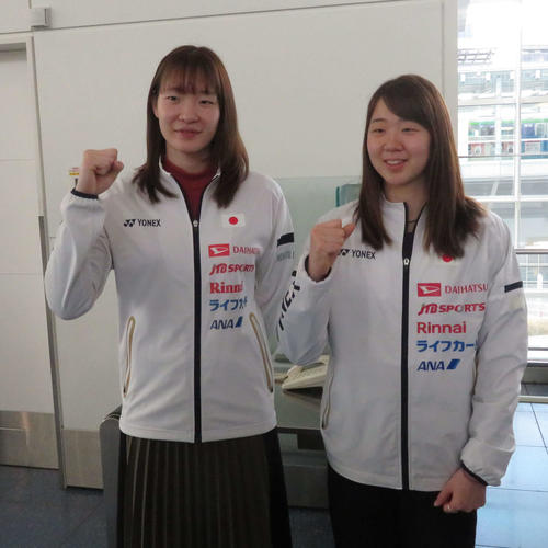 ワールドツアーファイナルが行われる中国へ向け、羽田空港を出発したバドミントン女子ダブルスの永原和可那（右）、松本麻佑組（撮影・松熊洋介）