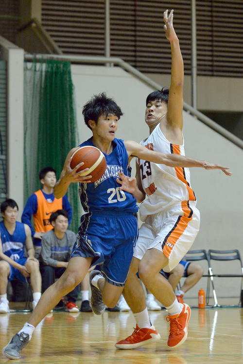 東北学院大対拓大　第4Q、ドリブルで切り込む東北学院大・宮野（左）（撮影・鎌田直秀）
