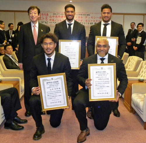 神戸市スポーツ特別賞を受賞した神戸製鋼の前列右から中島イシレリ、山中亮平と、後列右2人目からアタアタ、ラファエレ（撮影・松本航）