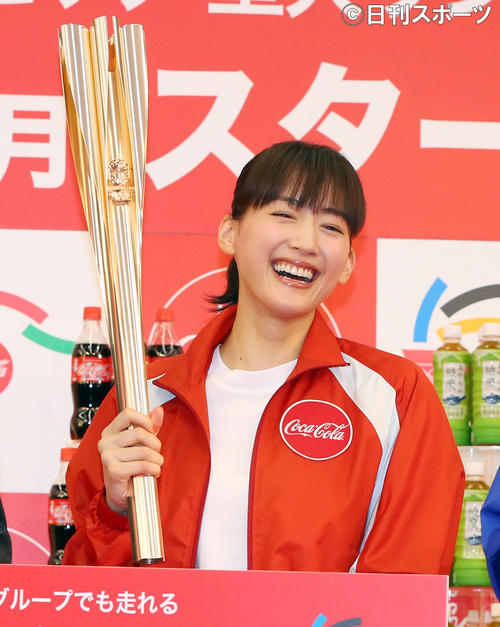 東京五輪聖火リレーのトーチを持つ綾瀬はるか（19年6月10日）