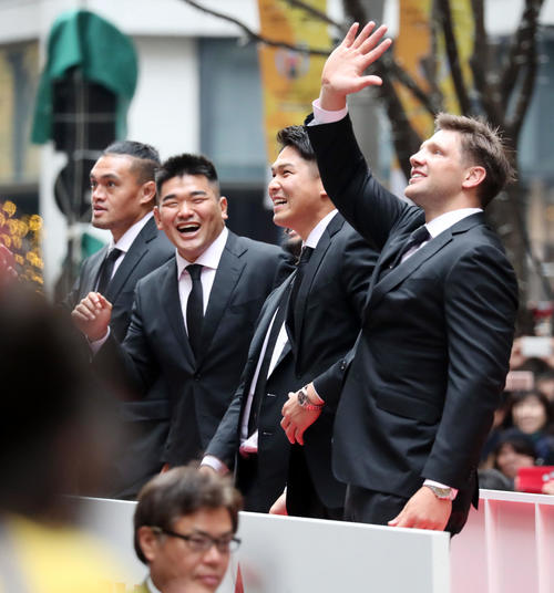 「ラグビー日本代表ワンチームパレード」で沿道のファンに笑顔で手を振る、右からラブスカフニ、姫野、具、ツイ（撮影・垰建太）