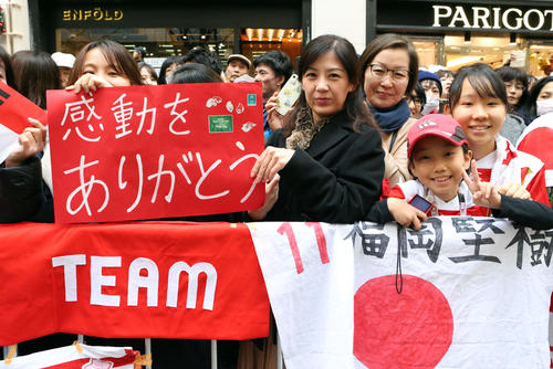 日本代表のパレードを待つサポーターたち（撮影・狩俣裕三）