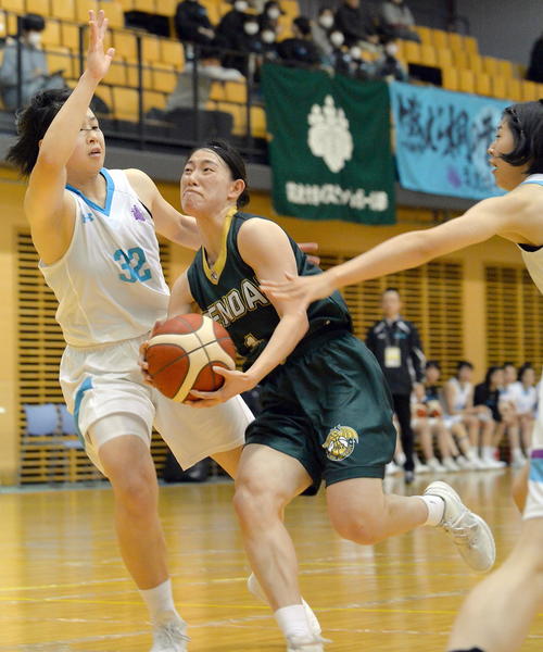 仙台大対筑波大　第4Q、ゴール下に切り込む仙台大・工藤（中央）（撮影・鎌田直秀）