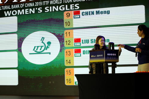 グランドファイナルの組み合わせ抽選会でくじを引く石川佳純の母久美さん（撮影・三須一紀）