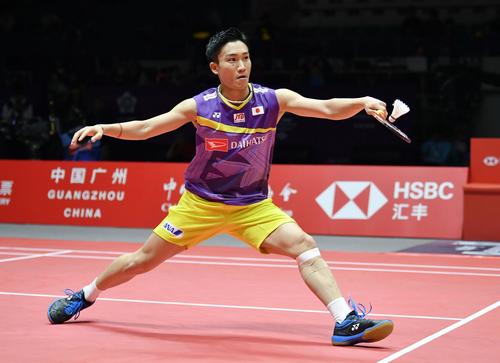 男子シングルス1次リーグ　台湾選手と対戦する桃田（共同）
