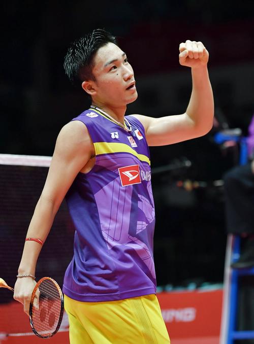 男子シングルス1次リーグで台湾選手に勝利しガッツポーズの桃田（共同）