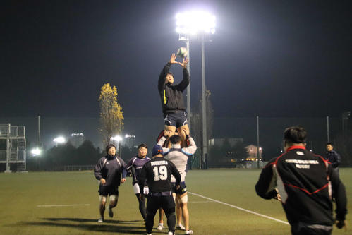 ラインアウトを合わせる同大（撮影・南谷竜則）