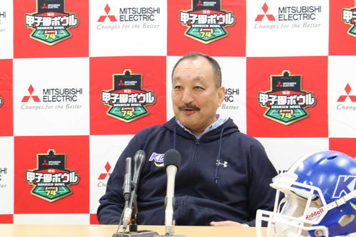 会見で笑顔を見せる関学大の鳥内監督（撮影・南谷竜則）