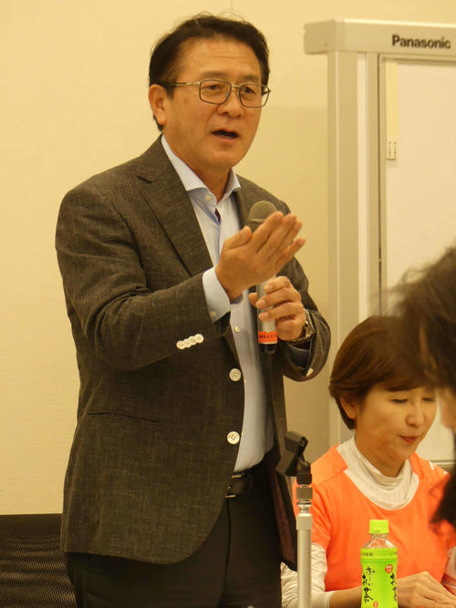 超党派の「ジョギング・マラソン振興議連」会合で講演する瀬古・日本陸連マラソン強化戦略プロジェクトリーダー