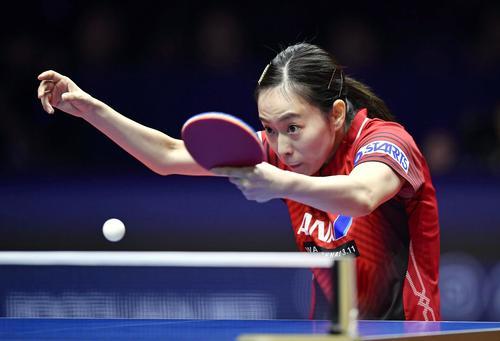 女子シングルス1回戦　プレーする石川（共同）