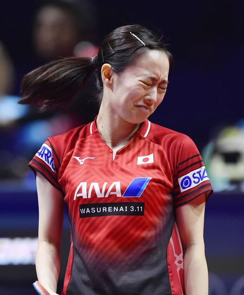 女子シングルス1回戦でポイントを奪われ悔しがる石川（共同）