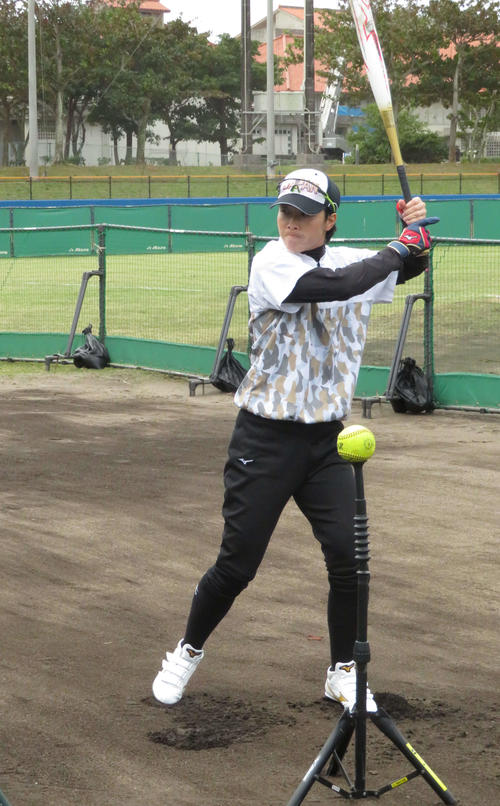 日本代表沖縄合宿2日目、打撃練習を行う山田恵里外野手（撮影・松熊洋介）